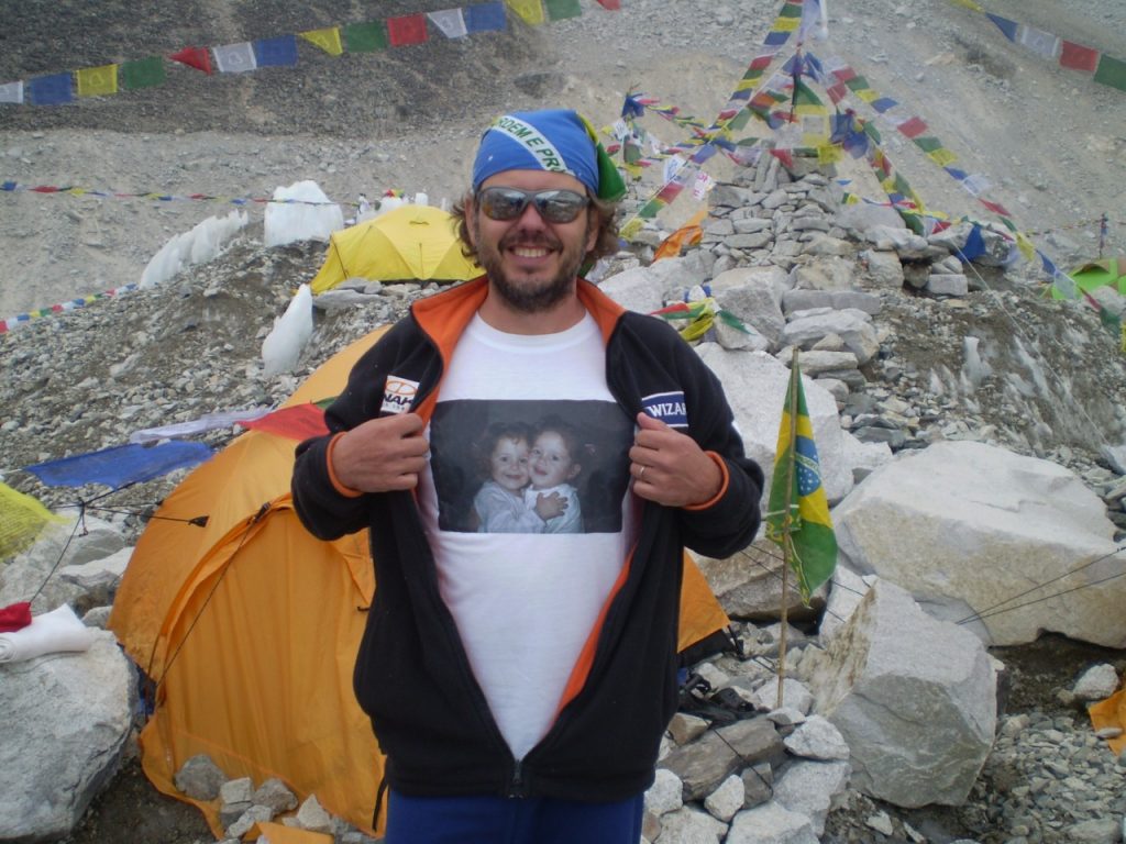 No acampamento base do Everest, com camiseta com a foto das filhas