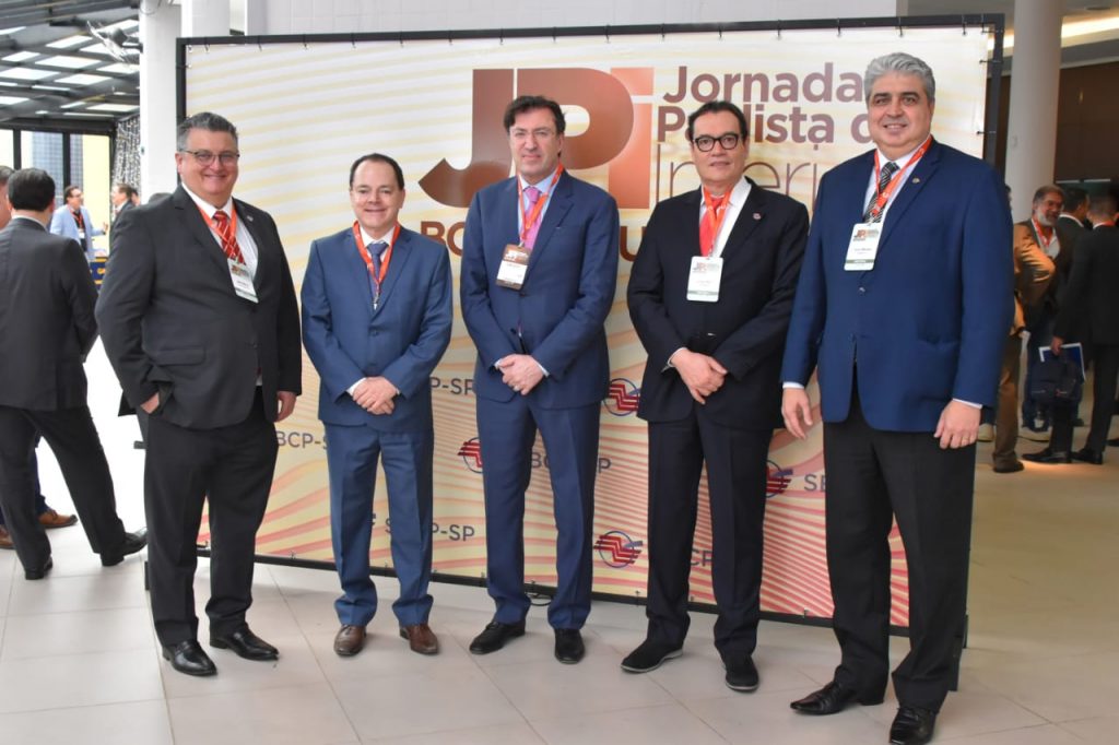 Drs. José Octavio, Fausto Viterbo, Ozan Sozer, Jorge Abel e Flávio Mendes na
Jornada Paulista do Interior de Botucatu